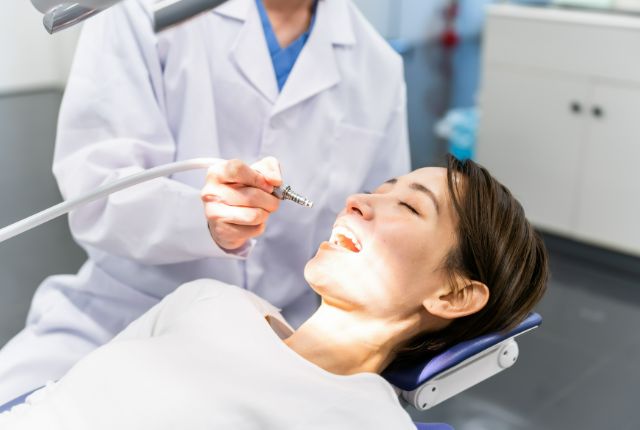 歯科治療を受ける女性
